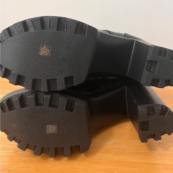 Black Chain Platform Boots - Picture 4 of 4